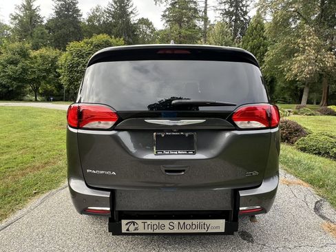 Used 2017 Chrysler Pacifica Touring-L w/ Tire & Wheel Group image 9