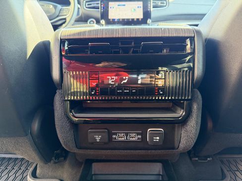 Used 2024 Jeep Wagoneer Series III AWD/4WD image 21