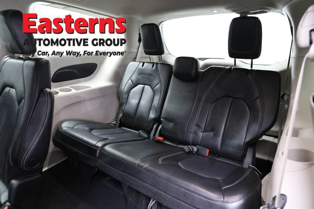 Used 2023 Chrysler Pacifica Touring-L FWD image 28
