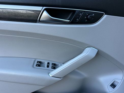 Used 2018 Volkswagen Passat 2.0T SE image 11