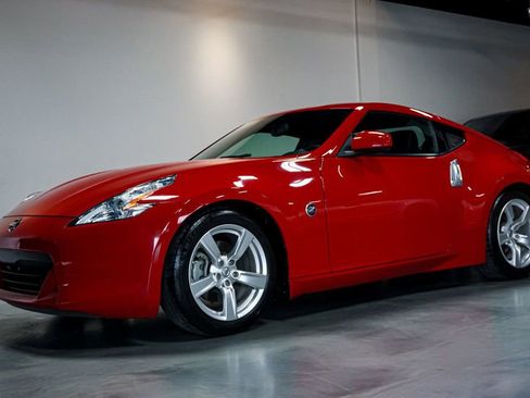 Used 2010 Nissan 370Z Touring image 3
