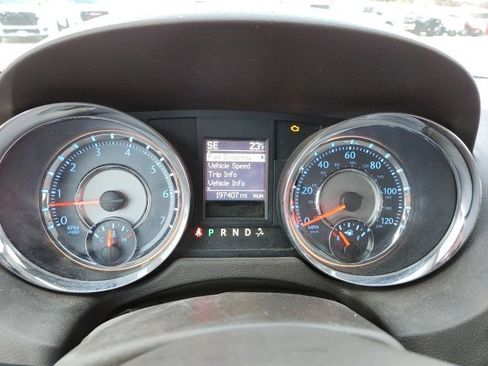 Used 2016 Chrysler Town & Country Touring image 10