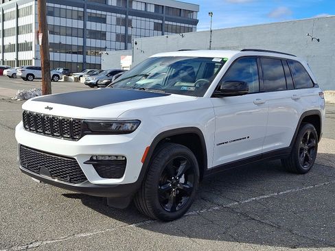 Used 2023 Jeep Grand Cherokee Limited w/ Luxury Tech Group II image 3