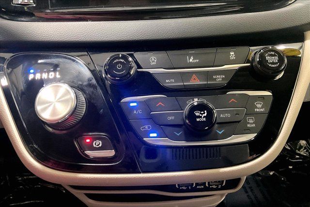 Used 2022 Chrysler Pacifica Touring-L FWD image 33