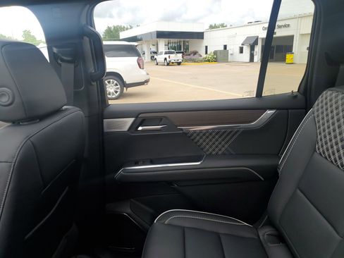 Used 2024 GMC Acadia Denali w/ Super Cruise Package image 12