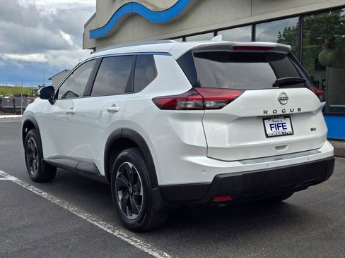 Used 2024 Nissan Rogue SV w/ SV Premium Package FWD image 3