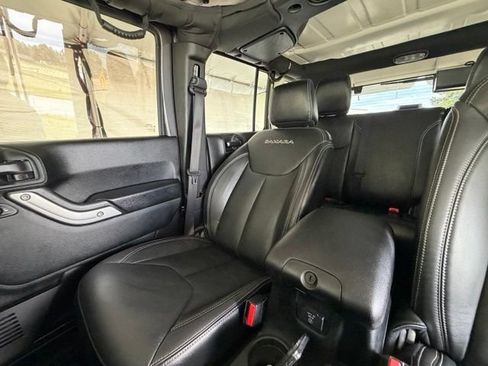 Used 2017 Jeep Wrangler Unlimited Sahara w/ Connectivity Group AWD/4WD image 21