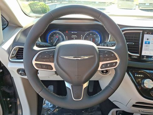 Certified 2023 Chrysler Pacifica Touring-L FWD image 19