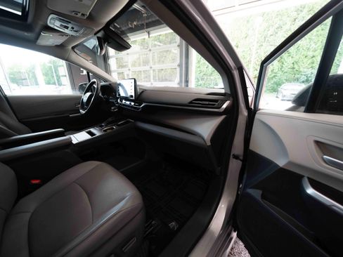 Used 2021 Toyota Sienna XLE AWD/4WD image 26