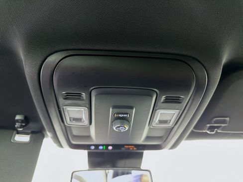 Used 2025 Chevrolet Suburban Z71 image 18