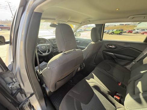 Used 2019 Jeep Cherokee Latitude w/ Cold Weather Group image 20