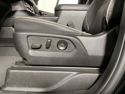 Used 2024 GMC Yukon XL SLT w/ SLT Luxury Package image 11