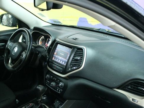 Used 2016 Jeep Cherokee Latitude AWD/4WD image 10
