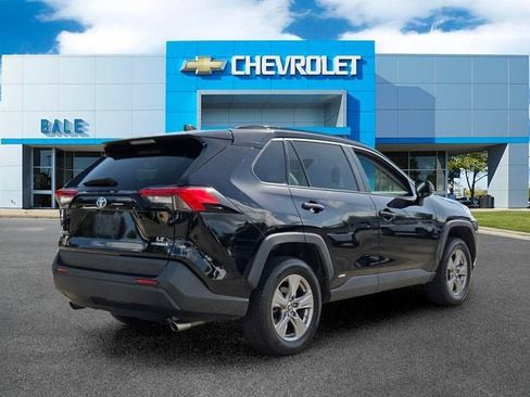 Used 2022 Toyota RAV4 LE AWD/4WD image 3