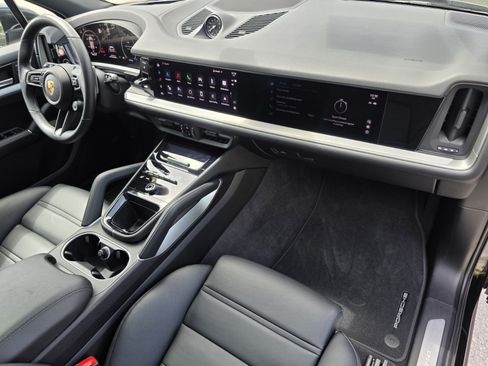 Used 2024 Porsche Cayenne AWD/4WD image 30