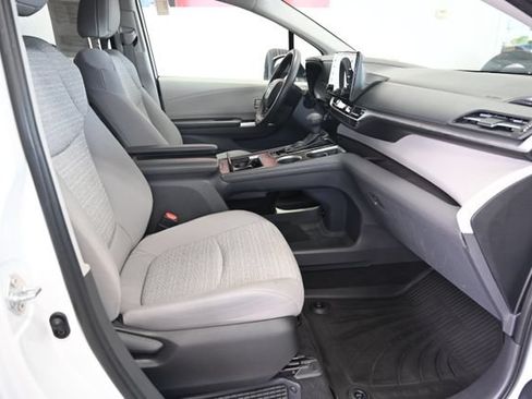 Used 2023 Toyota Sienna LE AWD/4WD image 11
