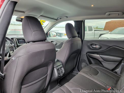 Used 2020 Jeep Cherokee Latitude w/ Cold Weather Group image 13