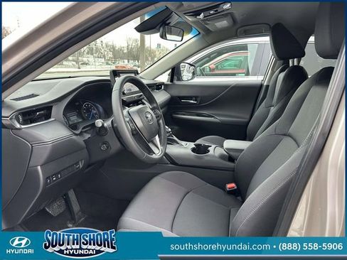 Used 2023 Toyota Venza LE image 16