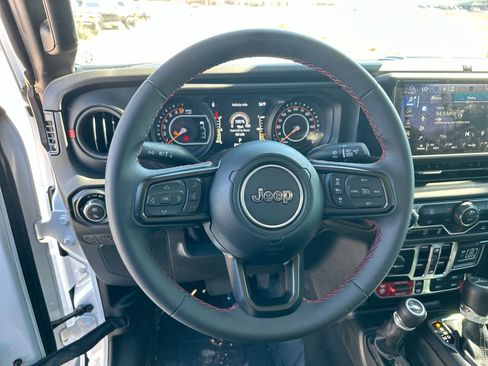 Used 2024 Jeep Gladiator Rubicon AWD/4WD image 14