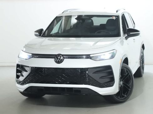 Certified 2026 Volkswagen Tiguan SE R-Line FWD image 3