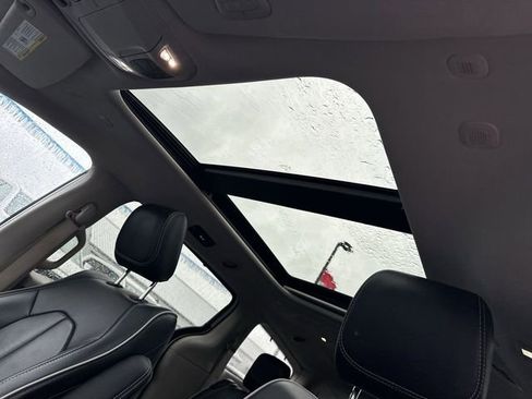 Used 2024 Chrysler Pacifica Limited image 19