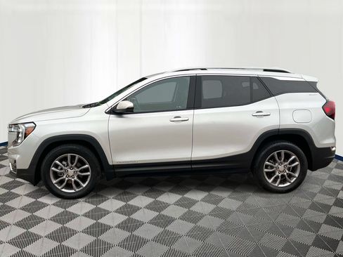 Used 2022 GMC Terrain SLT w/ Tech Package FWD image 2