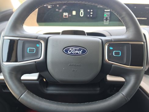 Used 2025 Ford Expedition Active RWD image 12