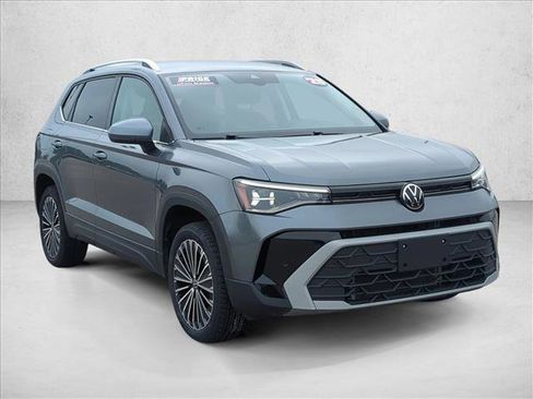 Used 2025 Volkswagen Taos SE FWD image 3