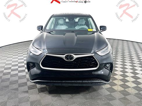 Used 2022 Toyota Highlander LE image 2