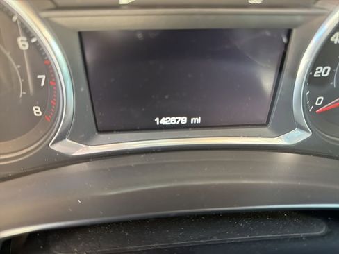 Used 2017 Chevrolet Malibu LT image 2