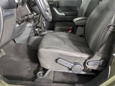 Used 2016 Jeep Wrangler Unlimited Rubicon image 10