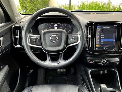 Used 2022 Volvo XC40 T5 Momentum image 5