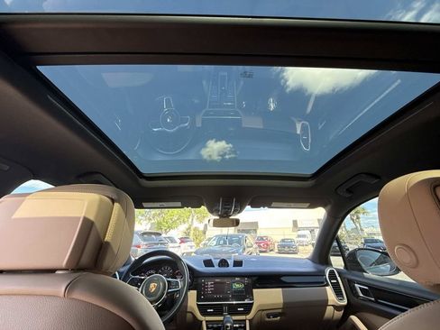 Used 2022 Porsche Cayenne AWD/4WD image 18