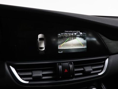 Used 2017 Alfa Romeo Giulia AWD image 23