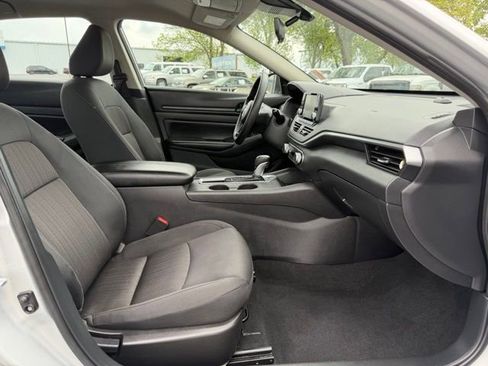 Used 2024 Nissan Altima 2.5 S FWD image 9