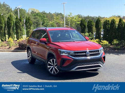 Used 2023 Volkswagen Taos SE w/ Panoramic Sunroof Package FWD image 1