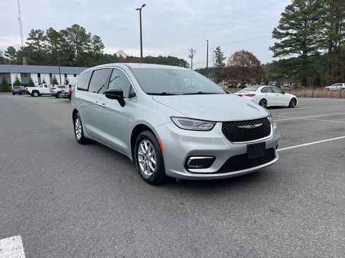 Used 2024 Chrysler Pacifica Touring-L image 4