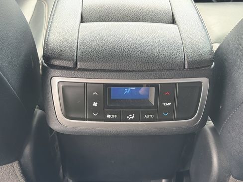 Used 2019 Toyota Highlander XLE FWD image 19