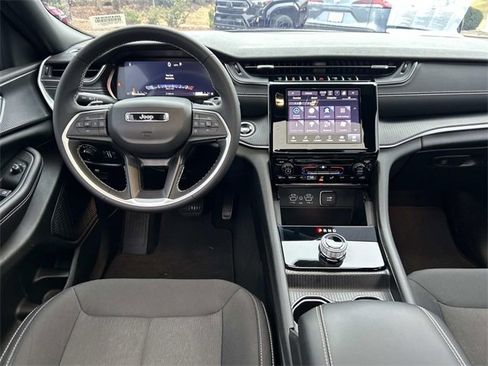 Used 2024 Jeep Grand Cherokee Laredo X image 16