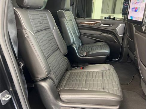 Used 2023 Cadillac Escalade ESV Sport Platinum w/ LPO, ONYX Package AWD/4WD image 33