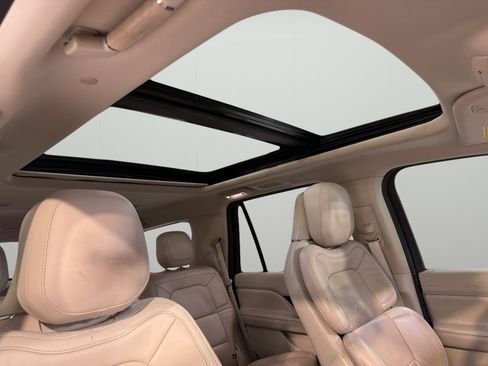 Used 2020 Lincoln Navigator Reserve w/ Luxury Package RWD image 14