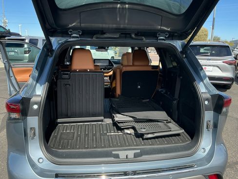 Used 2024 Toyota Highlander Platinum image 34