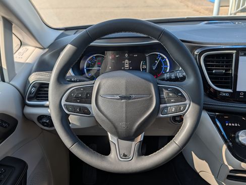 Used 2024 Chrysler Pacifica Limited FWD image 13