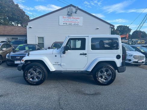 Used 2018 Jeep Wrangler Sahara w/ Connectivity Group AWD/4WD image 2