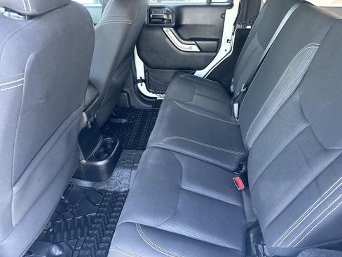 Used 2018 Jeep Wrangler Unlimited Sahara w/ Connectivity Group AWD/4WD image 15