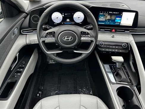 Used 2025 Hyundai Elantra Limited image 16
