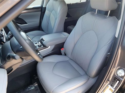 Used 2025 Toyota Highlander Platinum image 10