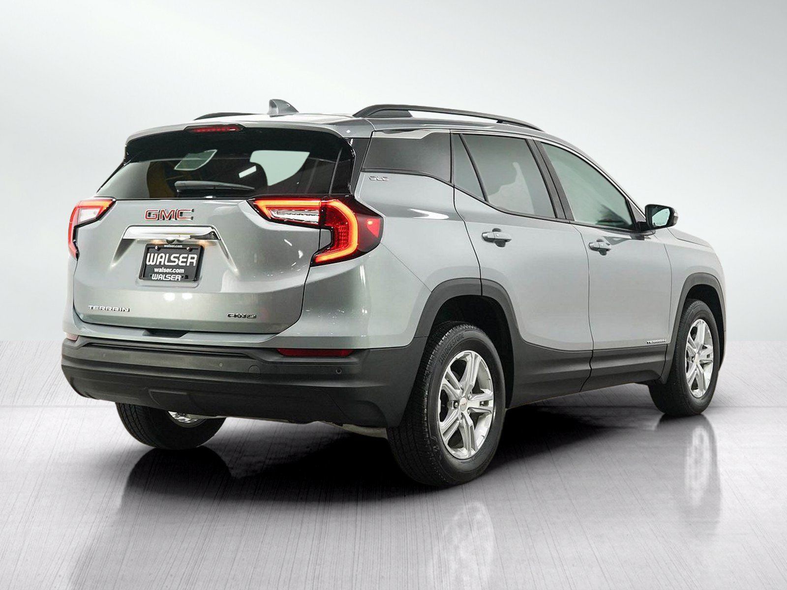 Used 2023 GMC Terrain SLE w/ Driver Convenience Package AWD/4WD image 5