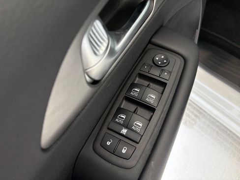 Used 2025 Chrysler Pacifica Select FWD image 28