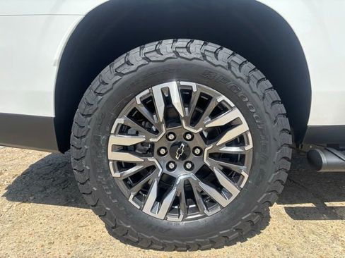 New 2026 Chevrolet Suburban Z71 w/ Comfort Package AWD/4WD image 9